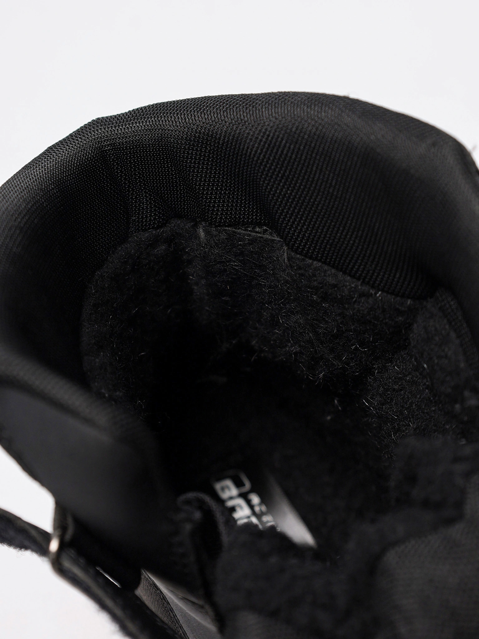 Дутики черного цвета на липучках на средней подошве